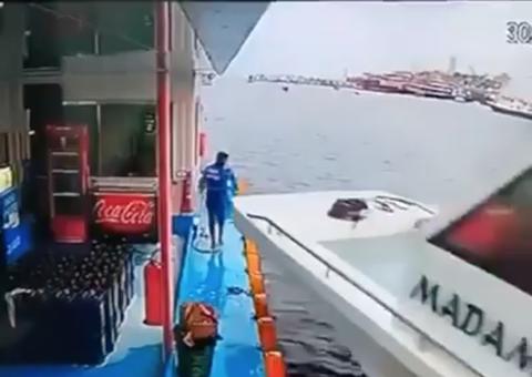 Vídeo: Homem escapa da morte após embarcação bater em flutuante em rio do Amazonas