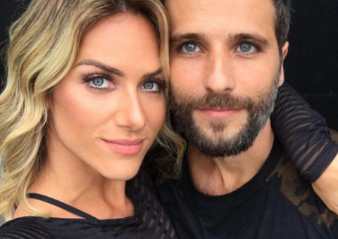 Bruno Gagliasso e Giovanna Ewbank resgatam filhotinho de cachorro na estrada 
