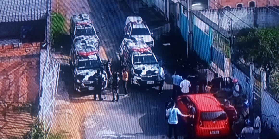 Assaltantes mantêm jovem refém e exigem advogado para negociar rendição em Manaus