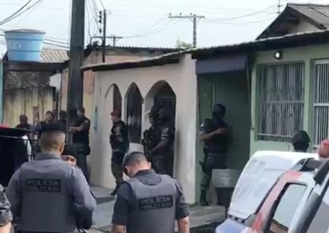 Criminosos que fazem jovem refém anunciam rendição, mas voltam atrás em Manaus