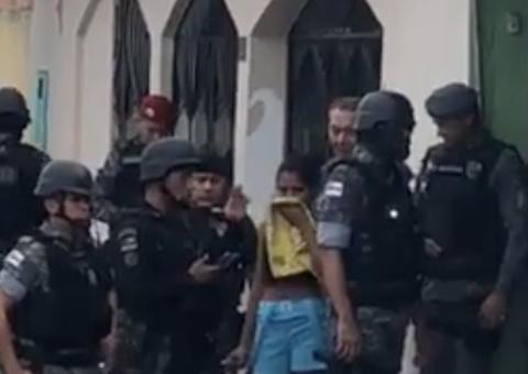 Esposa grávida de assaltante chega a casa de refém e implora para ajudar nas negociações