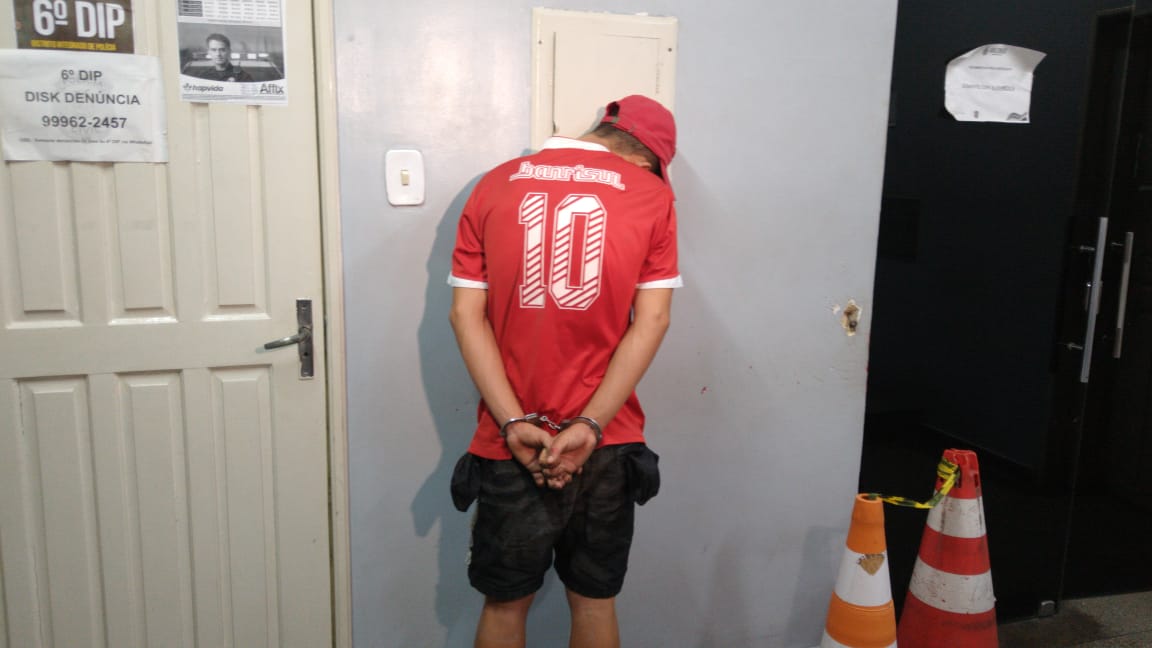 Em Manaus, homem é preso com bolsa de criança cheia de drogas e chora na delegacia