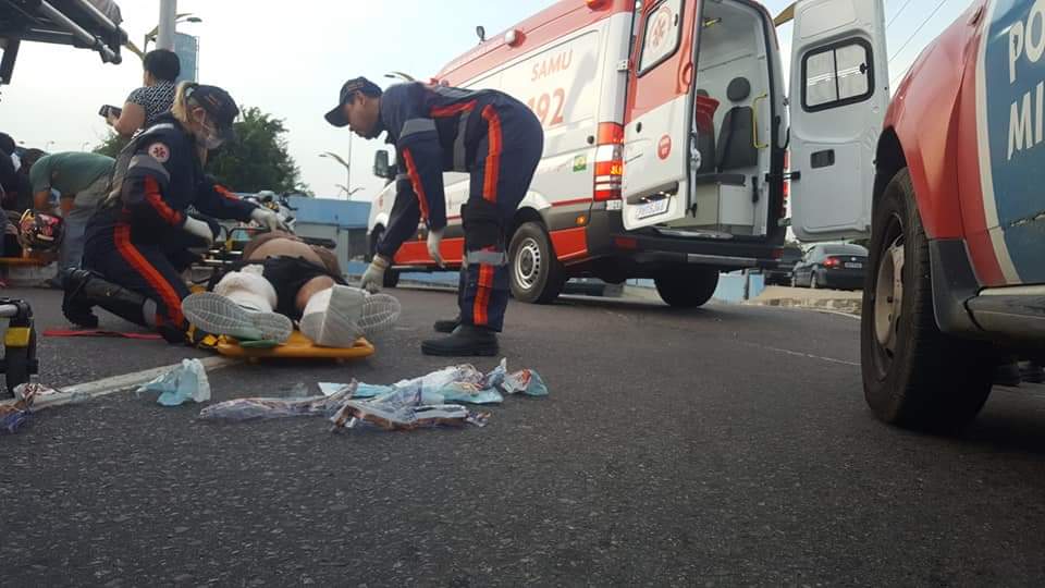 Em Manaus, homem tem as duas pernas quebradas ao ser atropelado na frente do T5