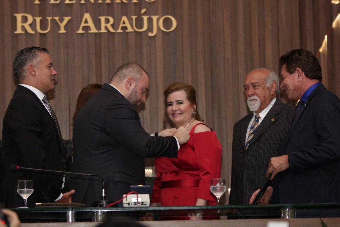 Presidente do TCE recebe Medalha Ruy Araújo da Aleam