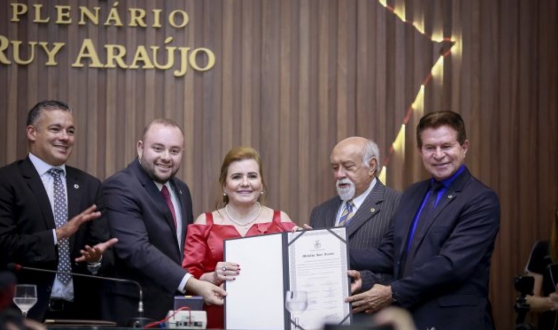 Presidente do TCE-AM, Yara Lins, recebe Medalha Ruy Araújo na Aleam