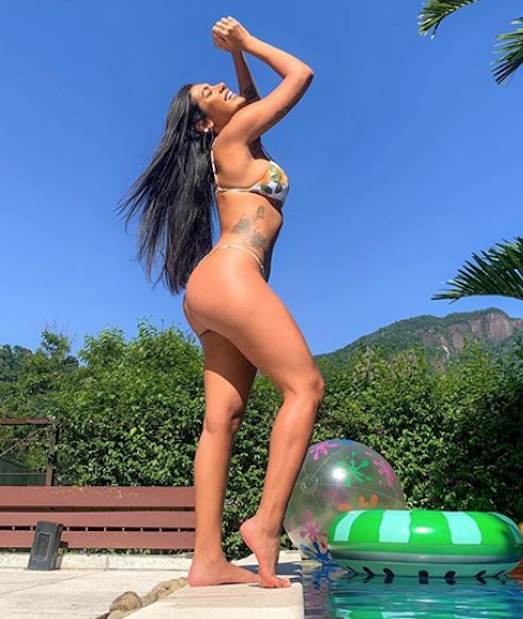 Pocah revela que implantou chip para definir barriga: “Nem tô treinando”