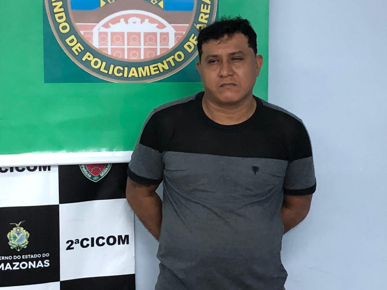 Chefe do tráfico é flagrado em vídeo vendendo drogas na Feira da Banana em Manaus