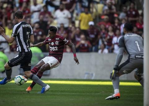 Flamengo vence Botafogo e garante vantagem de 8 pontos no Brasileiro