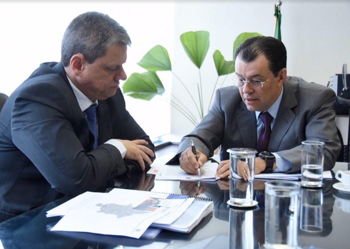 Ministro da Infraestrutura entrega aviso de licitação da BR-319 à Eduardo Braga