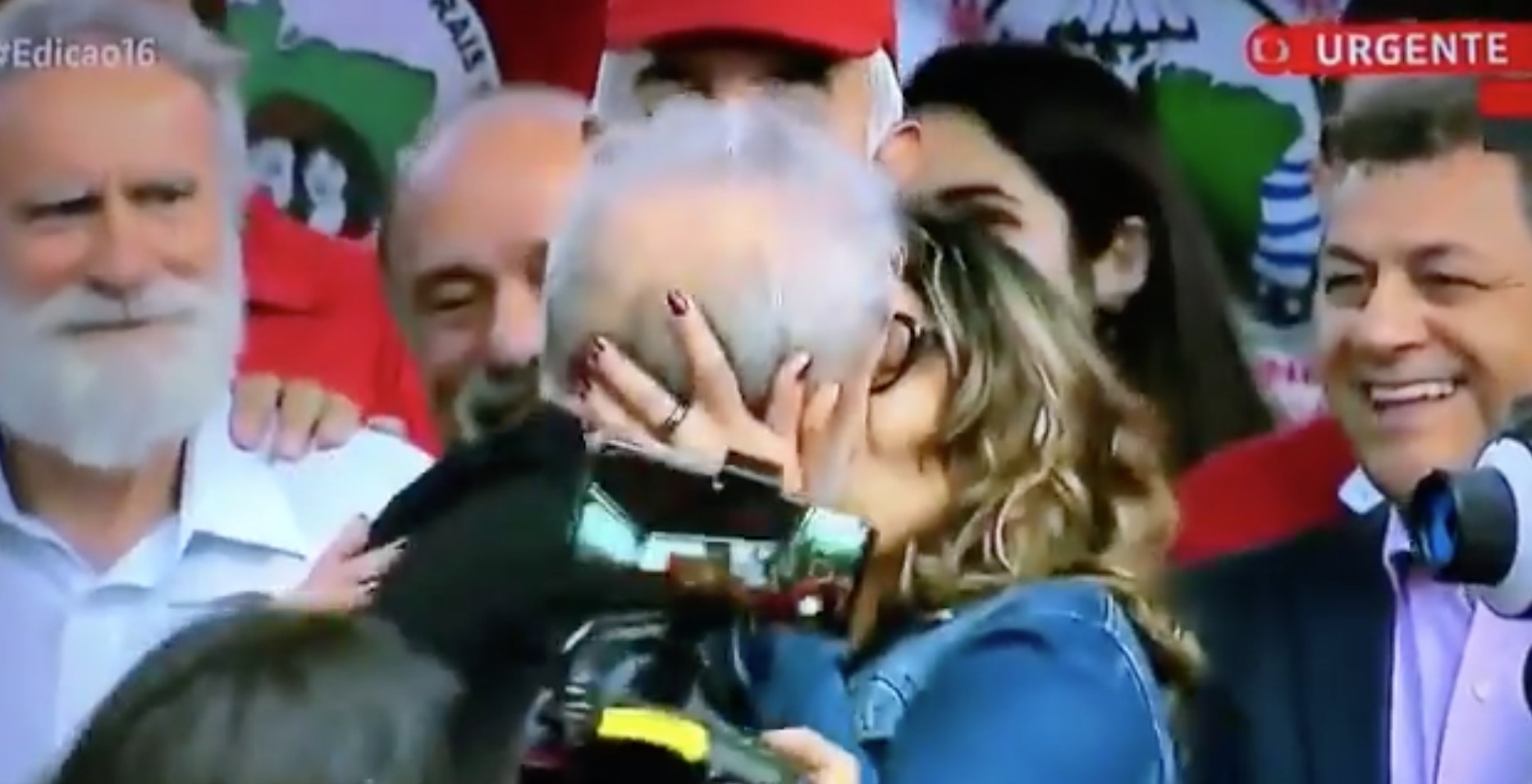 Lula anuncia que namorada aceitou pedido de casamento e casal se beija ao vivo