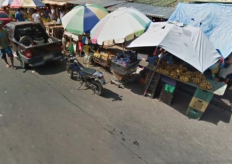 Homem chega atirando e atinge casal em meio a feira de Manaus