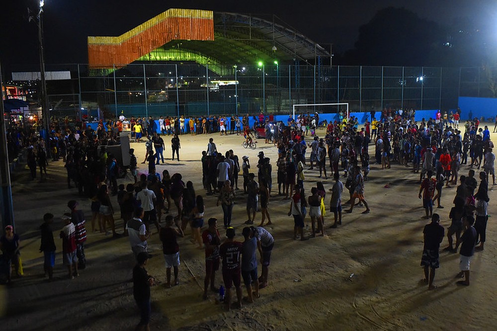 Adolescente é flagrada seminua durante festa ‘paredão’ em Manaus 