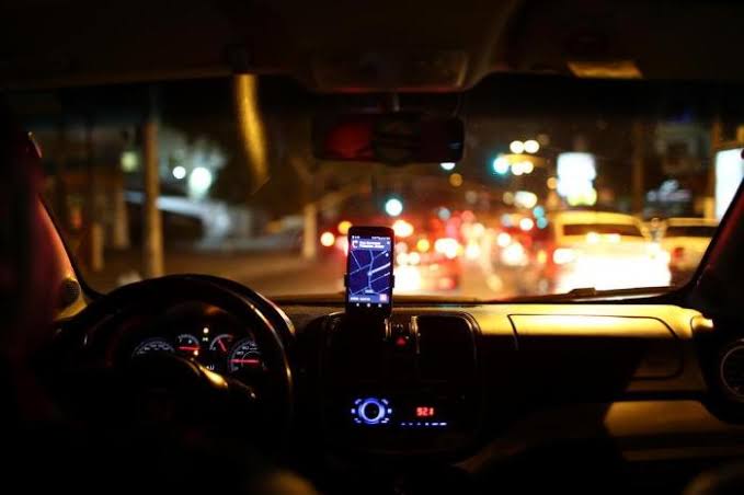 Refém, motorista de app joga carro contra ônibus para escapar de assalto em Manaus