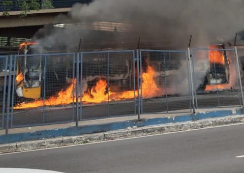 Ônibus articulado pega fogo e deixa passageiros em pânico dentro do T4 em Manaus