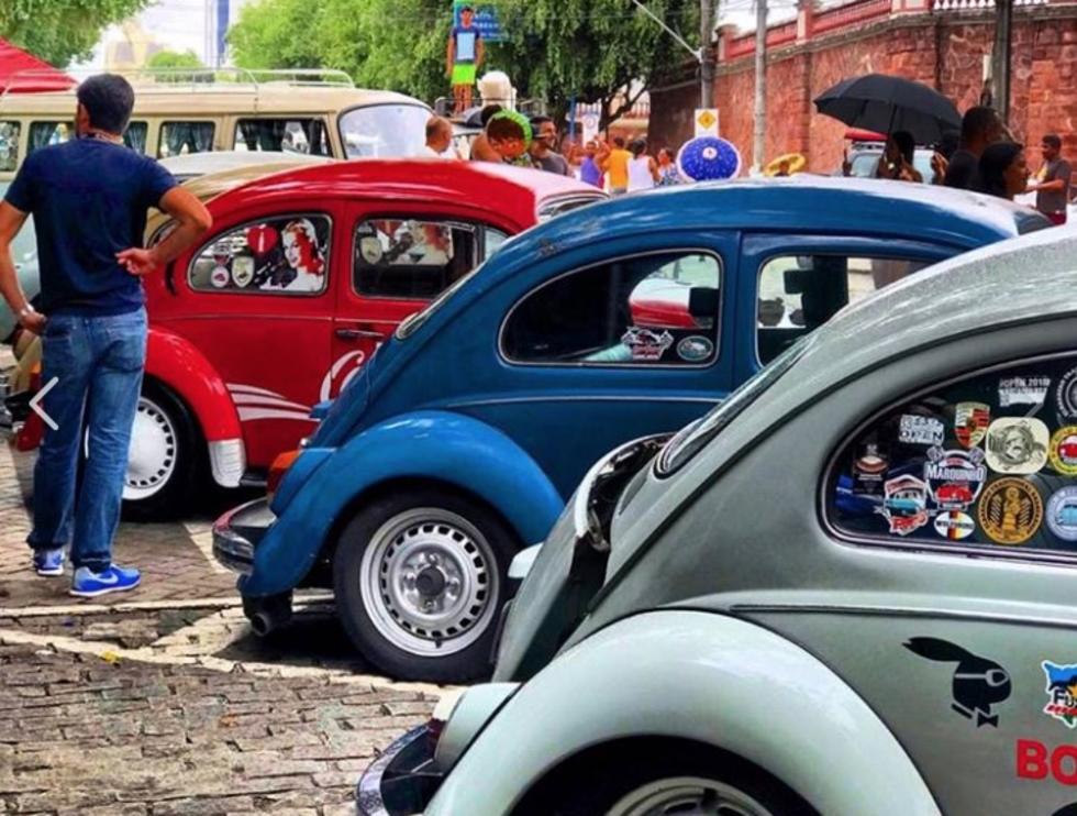 Praça da Matriz recebe exposição de carros antigos