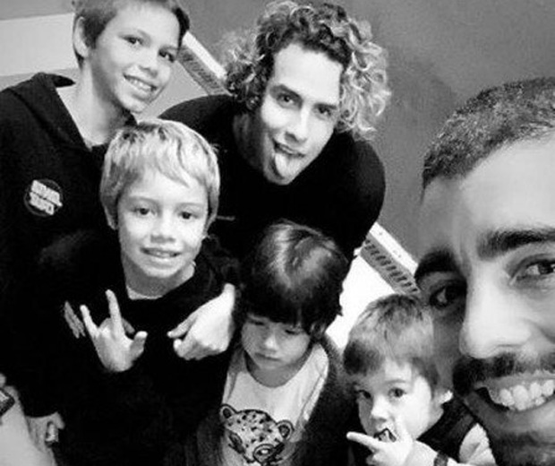 Em Portugal, Pedro Scooby posa ao lado dos filhos na casa de Luana Piovani 