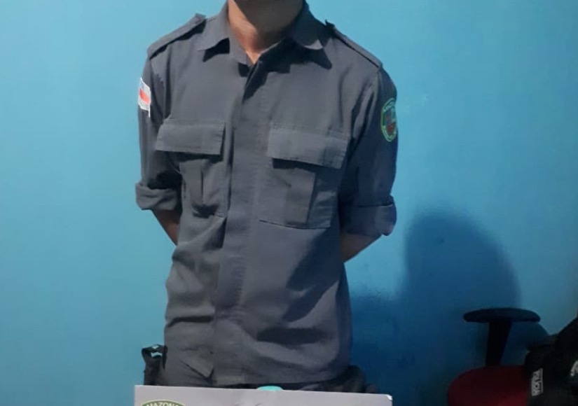 Homem é preso ao ser flagrado 'desfilando' por rua com farda da PM em Manaus
