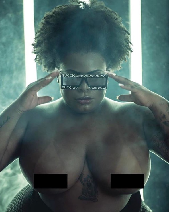 Jojo Todynho tira o sutiã em foto e mostra vídeo de seios 'pulsando'