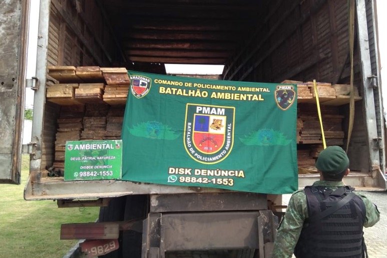 Sem CNH, homem é preso com caminhão carregado de madeira ilegal em Manaus