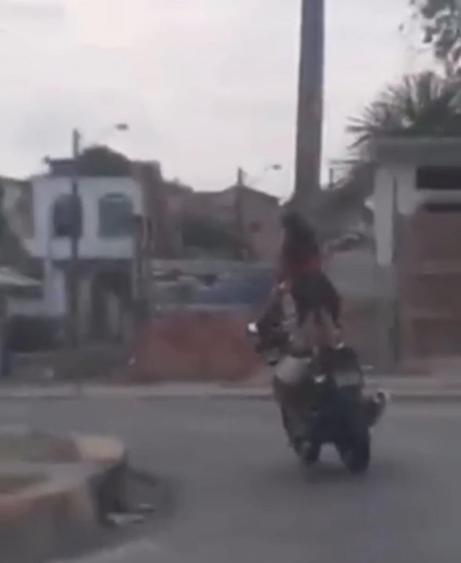 Motociclista é flagrado dirigindo com criança em pé na garupa em Manaus