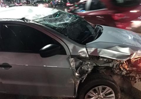 Vídeo: Motorista fica ferido após bater em outro carro e capotar em avenida de Manaus