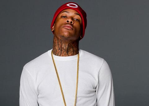 Rapper causa polêmica ao mostrar filha de 3 anos cheirando saco com maconha 