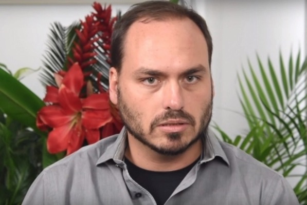 Carlos Bolsonaro some das redes sociais