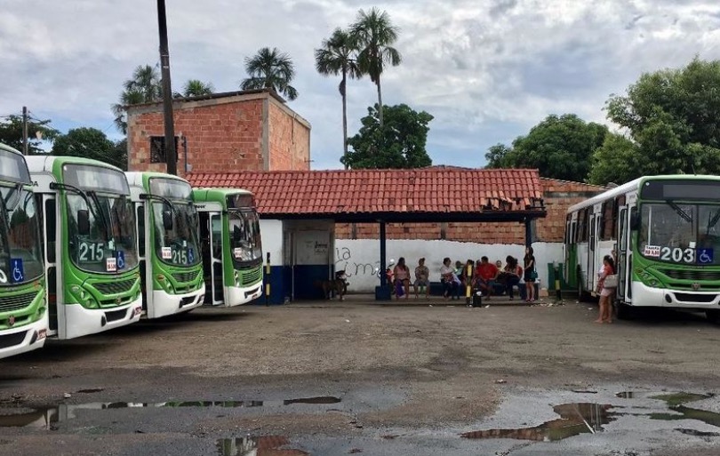 Funcionários de três empresas de ônibus paralisam atividades em Manaus nesta terça
