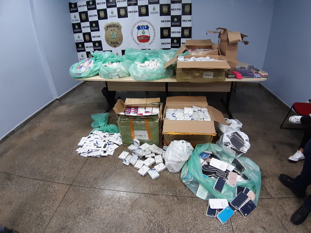 Após denúncia da Apple, 3 mil produtos falsificados são apreendidos em lojas de Manaus