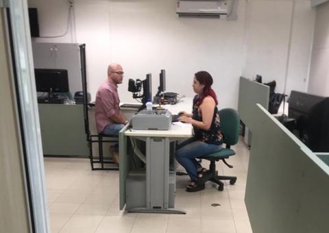 Sem escolta, Gustavo Sotero é visto no TRE tirando título de eleitor em Manaus 