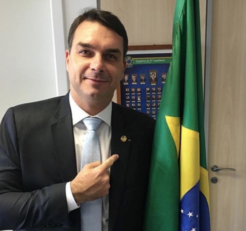 Após saída do pai, Flávio Bolsonaro também deixa PSL
