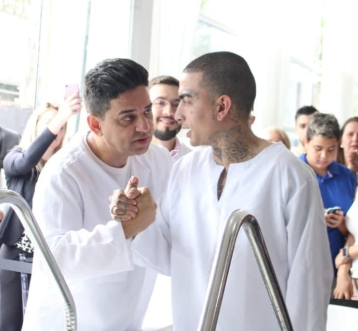 Em cerimônia discreta, MC Guimê é batizado em igreja evangélica 