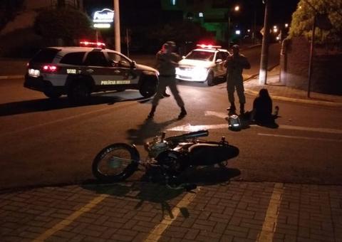 Armada, dupla tenta fugir da polícia mas leva a pior ao cair de moto em Manaus