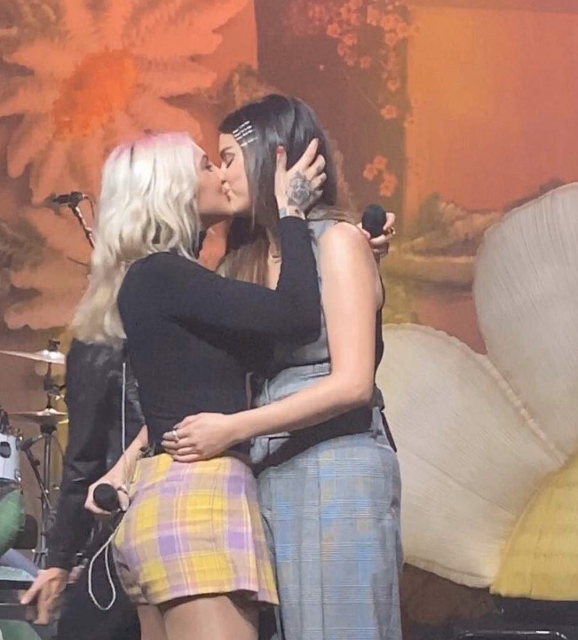 Selena Gomez aparece aos beijos com cantora e as duas fazem tattoo combinando