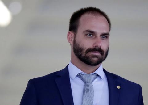 PSL afasta filhos de Bolsonaro de diretórios e analisa expulsão de Eduardo