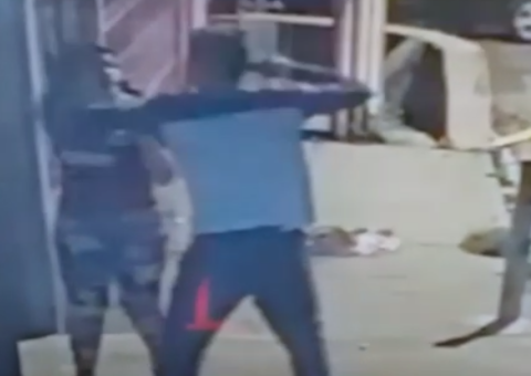 Vídeo: Jovem entrega celular e é baleada por assaltantes em Manaus 