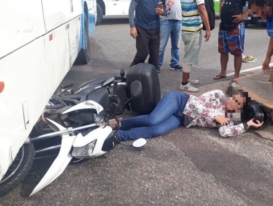Mulher fica ferida ao ser atingida por ônibus em retorno de avenida em Manaus