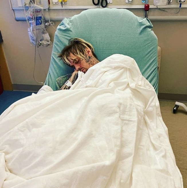 Aaron Carter posta foto em hospital após perda excessiva de peso