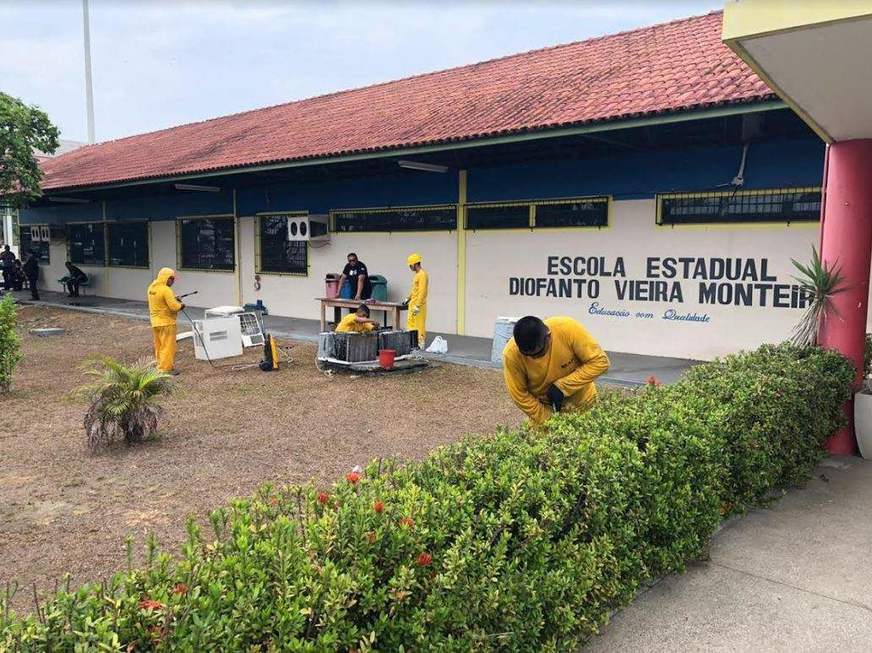 Detentos começam a realizar manutenção e limpeza em escola pública de Manaus