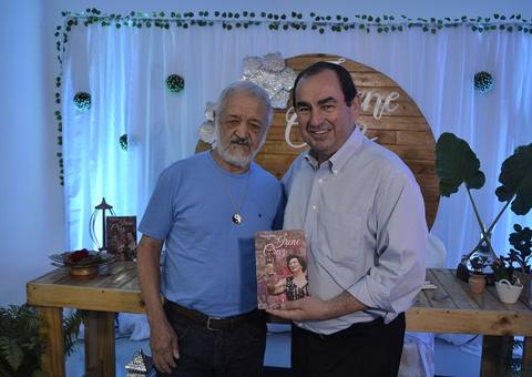 Livro que conta a trajetória de Irene Cruz chega a Manaus