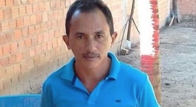  Cachê do cantor de 'Caneta Azul' dispara; saiba quanto ele pode ganhar por apresentação