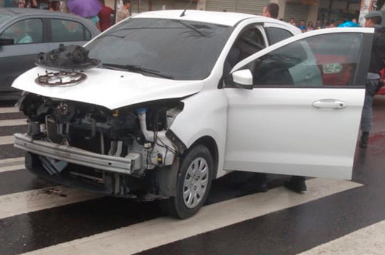 Adolescentes roubam carro de motorista de app, mas acabam presos após acidente em Manaus
