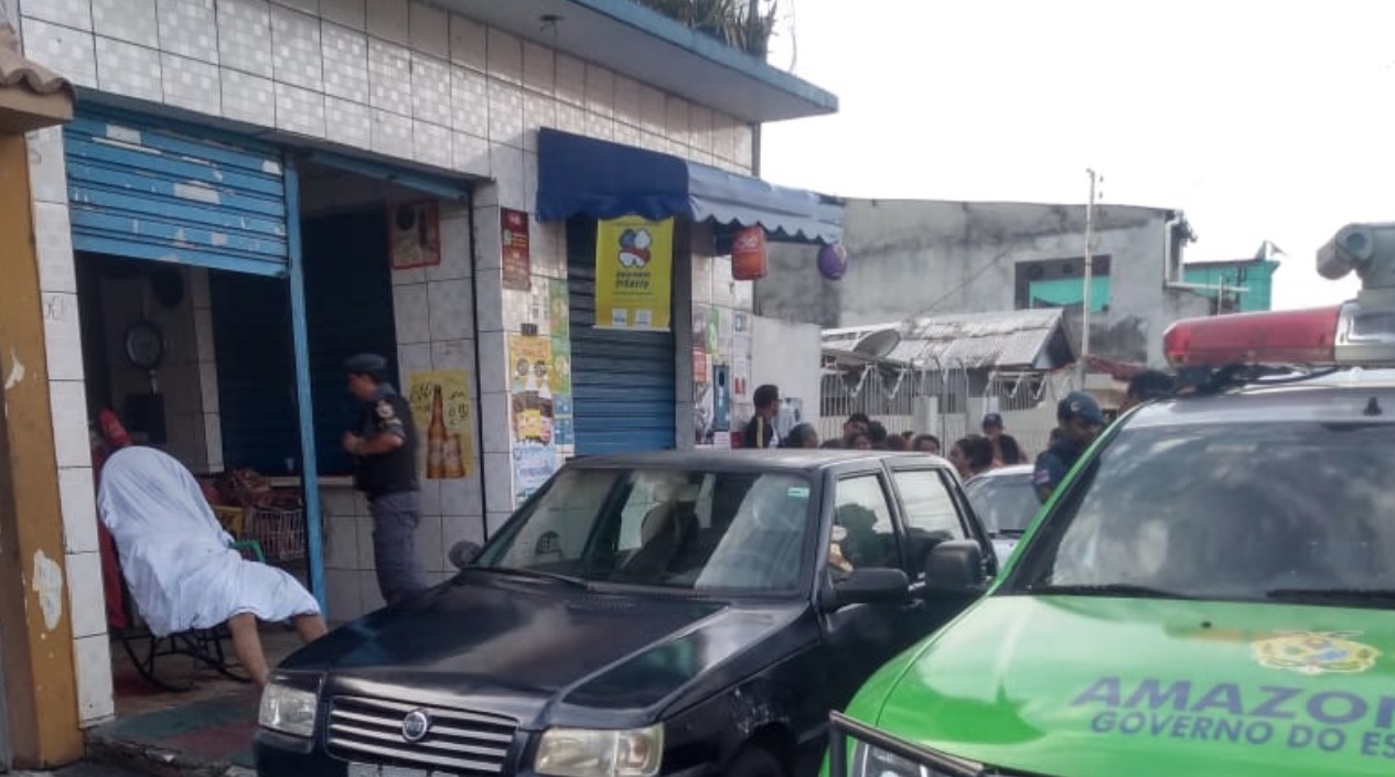 Homem é executado com vários tiros na frente de mercadinho em Manaus