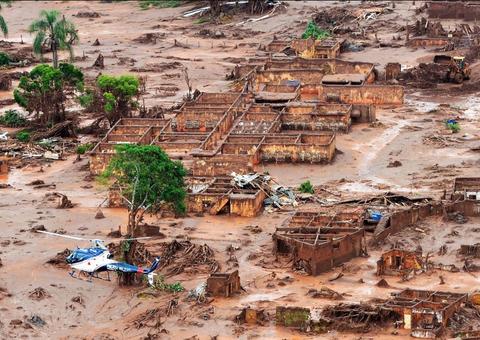Samarco pede fim do cadastramento de vítimas da tragédia de Mariana