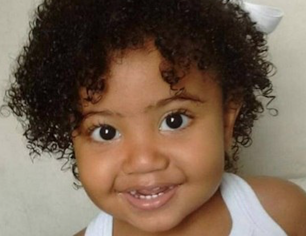 Menina de dois anos cai de 4º andar de prédio e é internada em estado grave 