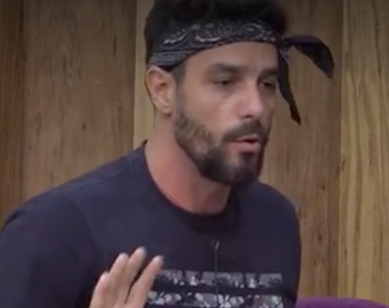 Durante conversa sobre Roça, Diego e Lucas trocam farpas em A Fazenda 