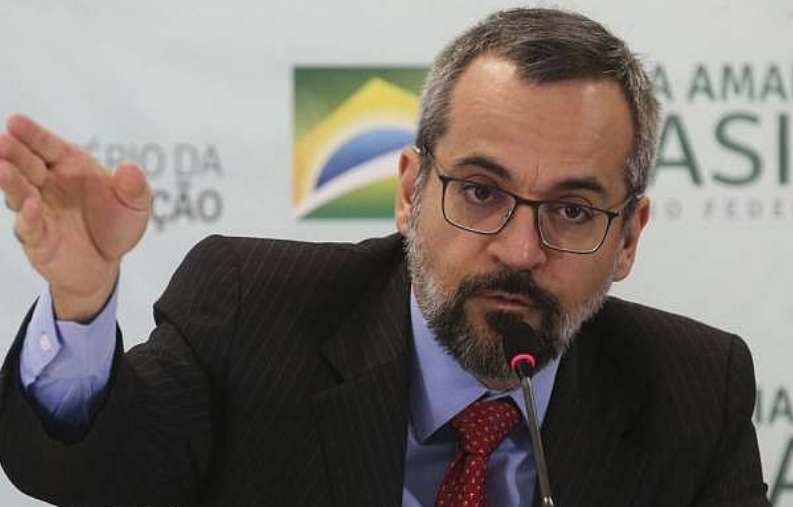 Ministro da Educação chama seguidores de ''égua sarnenta e desdentada’’ e 'feio'