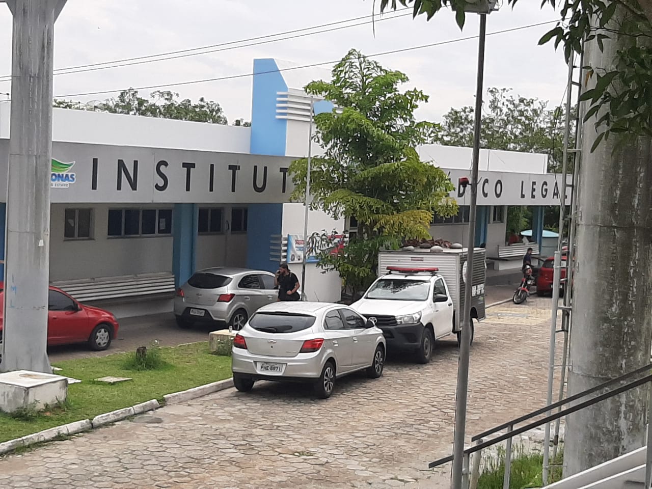 Desolados, familiares das vítimas de chacina ainda aguardam liberação dos corpos em Manaus 