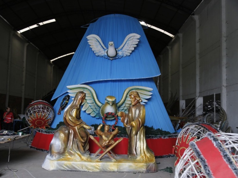 ‘Natal do Abraço’ tem início com entrega da árvore na praça da Matriz em Manaus