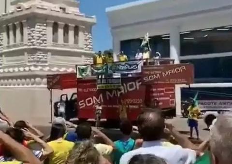 Vídeo de brasileiros prestando continência à réplica da Estátua da Liberdade viraliza 